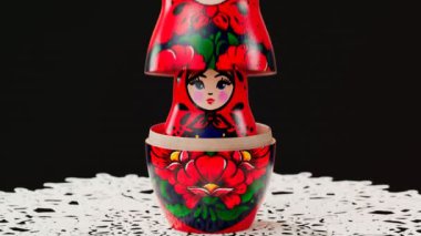 El yapımı güzel matryoshka bebekleri. Babuşka 'nın içinde animasyon görünüyor. Küçülen sevimli geleneksel tahta Rus oyuncakları seti. Renkli süslemelerle boyanmış sanat eseri. El sanatları.