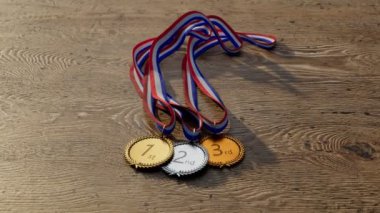 En çok kazanan üç kişi için bir dizi parlak Olimpiyat ödülü. Şampiyonlar için kurdeleli gümüş, altın, bronz spor madalyaları. Birincilik ödülü. Kazanma yarışmasının sembolü, başarı, zafer, şampiyonluk. Yakınlaştırılıyor