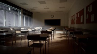Işık ışınları boş karanlık sınıfa düşüyor. Kamera sıra sıra masa ve sandalyelerin arkasında dönüyor. Teneffüste öğrencilerin olmadığı bir ders. Terk edilmiş okul. Rahatsız edici ruh hali..