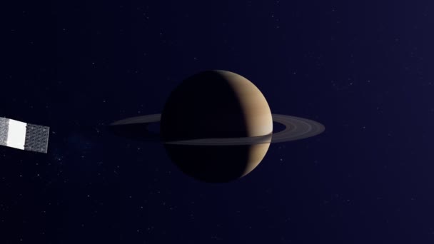 人造卫星在土星附近飞行 发现外层空间 空间探索 一颗带有巨大太阳能电池板的宇宙卫星 黑暗的天空和背景中的行星 通信技术 — 图库视频影像