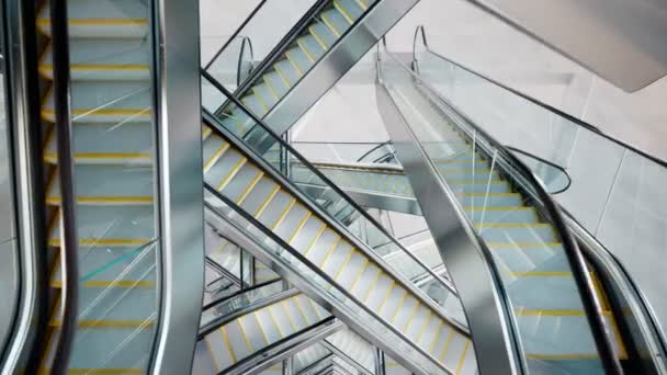 계단의 원활한 애니메이션 유리와 강철로 에스컬레이터의 비즈니스 쇼핑몰 센터에 건축의 — 비디오