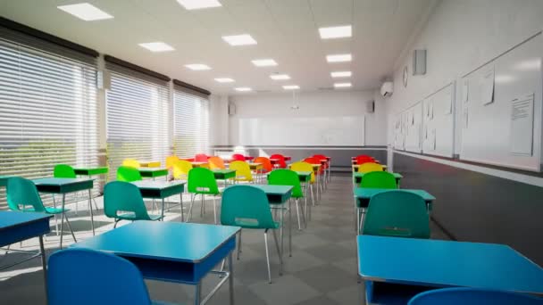 空荡荡的现代教室的动画 一排排五颜六色的书桌和椅子 考拉病毒爆发时 没有学生在课堂上授课 Covid 19期间的教育 关闭学校 明亮的灯光 — 图库视频影像