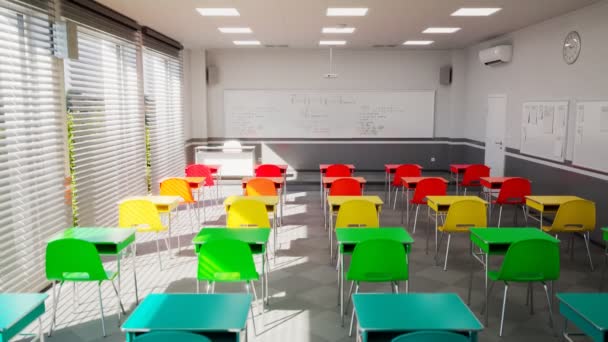 空荡荡的现代教室的动画 一排排五颜六色的书桌和椅子 考拉病毒爆发时 没有学生在课堂上授课 Covid 19期间的教育 关闭学校 明亮的灯光 — 图库视频影像