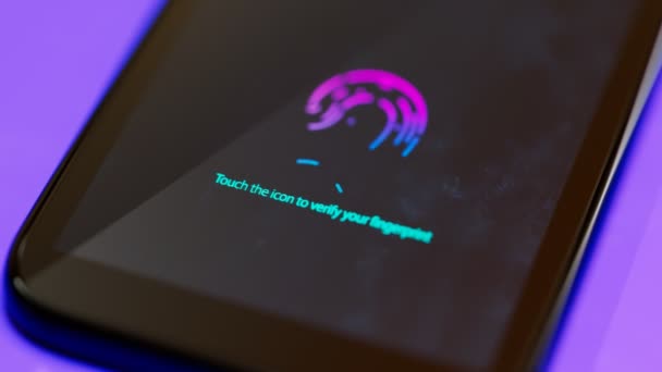 Animacja Smartfona Wyświetlającego Ekranie Niebiesko Fioletową Ikonę Weryfikacji Odcisku Palca — Wideo stockowe
