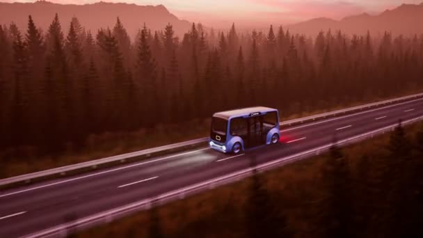 Автономний Електричний Розумний Автобус Піднімається Дорозі Помірний Мікроавтобус Відображає Інформацію — стокове відео