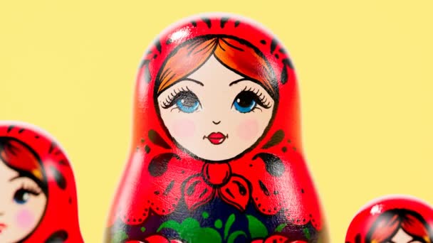 漂亮的手工制作的Matryoshka娃娃 一套尺寸越来越小的可爱的俄罗斯传统木制玩具 Babushkas穿着白色的睡裤 用五彩缤纷的装饰品作画的艺术纪念品 变焦了 — 图库视频影像