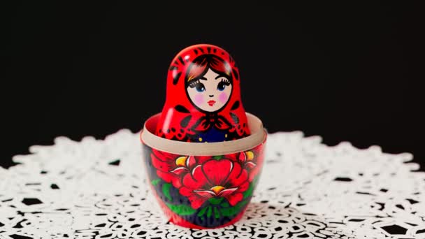 漂亮的手工制作的Matryoshka娃娃 巴布什卡内部的动画 一套尺寸越来越小的可爱的俄罗斯传统木制玩具 用五彩缤纷的装饰品作画的艺术纪念品 手工艺 — 图库视频影像
