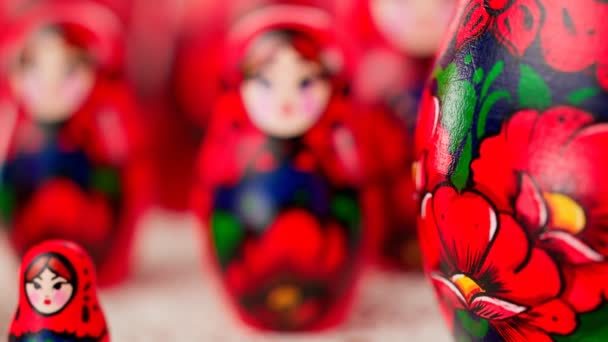 漂亮的手工制作的Matryoshka娃娃 一套不同尺寸的俄罗斯传统木制玩具 Babushkas穿着白色的睡裤 用五彩缤纷的装饰品作画的艺术纪念品 相机变化焦点 — 图库视频影像