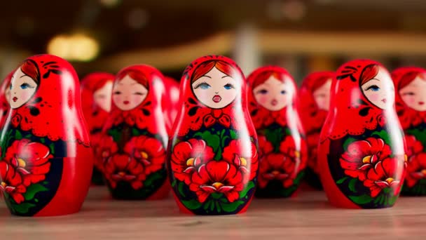 漂亮的手工制作的Matryoshka娃娃 大量的Babushkas人在移动 在说话 无数可爱的俄罗斯传统木制玩具 艺术纪念品 非常拥挤的空间 无缝圈 — 图库视频影像