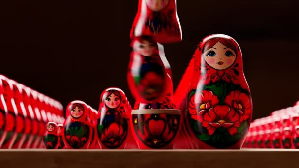 漂亮的手工制作的Matryoshka娃娃 一套尺寸越来越大的俄罗斯传统木制玩具 一个动画展示了把一个Babushka放在另一个里面 彩绘的艺术纪念品数不胜数 — 图库视频影像