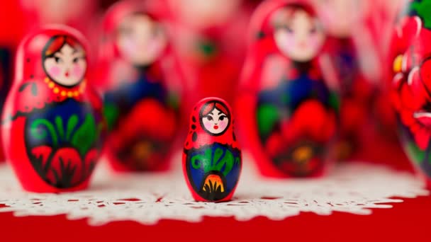 小的一个手工制作的Matryoshka娃娃 背景是一套可爱的俄罗斯传统木制玩具 美丽的Babushkas放在白色的睡莲上 用五彩缤纷的装饰品作画的艺术纪念品 — 图库视频影像