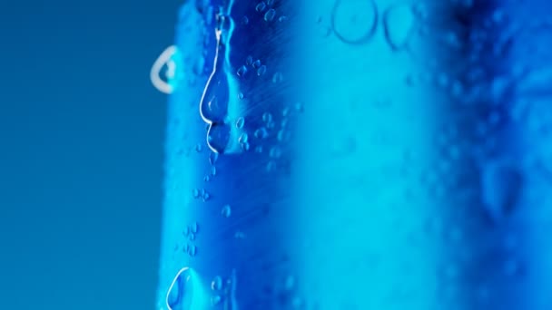Uma Bela Lata Azul Refrigerante Frio Bebida Refrescante Câmera Zoom — Vídeo de Stock