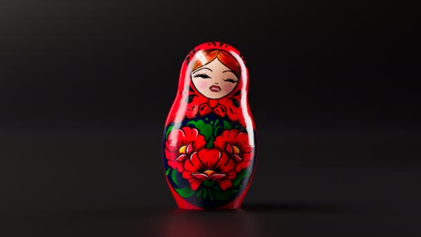 漂亮的手工制作的Matryoshka娃娃伍登 巴布什卡正在崩溃 然后我们可以看到较小的那个 可爱的俄罗斯传统玩具 用五彩缤纷的装饰品作画的纪念品 民间社会 — 图库视频影像