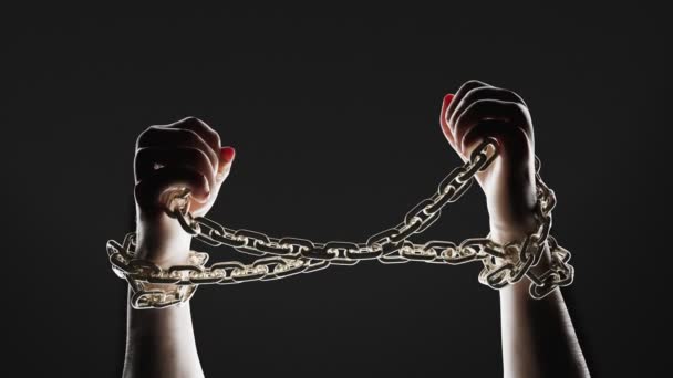 銀の鎖を壊す手のアニメーション 金属または鋼鉄鎖は破片に吹き飛ばされます 自由を取り戻すという概念 弱さから解放される 自由を象徴する パワフルな独立 — ストック動画