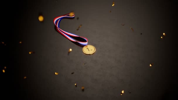 Золотая Медаль Лучшего Победителя Первый Приз Блестящая Спортивная Награда Ленточкой — стоковое видео