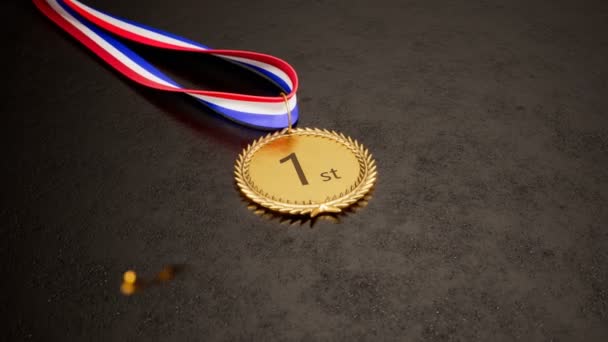 给头号选手的金牌一等奖新的体育奖与缎带冠军 赢得比赛 成就的象征 Confetti掉下去了 — 图库视频影像
