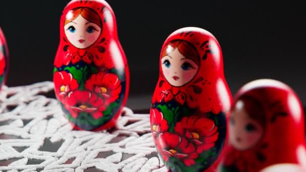Prachtige Handgemaakte Matroesjka Poppen Traditioneel Houten Russisch Speelgoed Geplaatst Een — Stockvideo