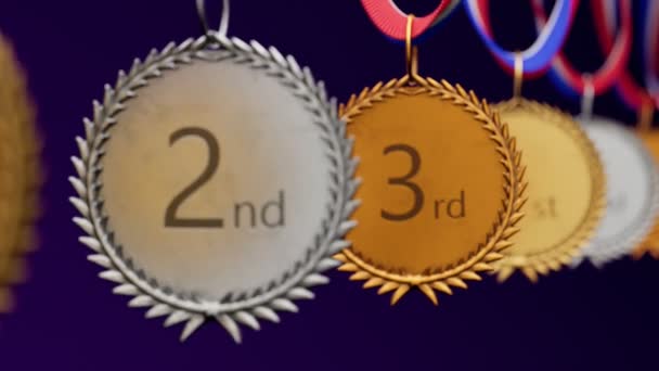 无边无际的动画一串银牌 铜牌和彩带 前三位获奖者的一组奖项 冠军的一等奖赢得比赛 — 图库视频影像