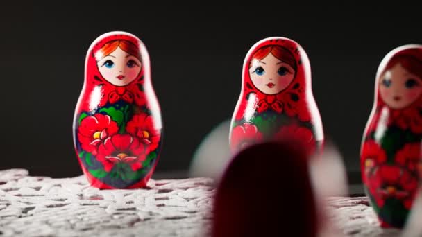 Bonitas Bonecas Matryoshka Artesanais Brinquedos Russos Madeira Tradicionais Colocados Círculo — Vídeo de Stock