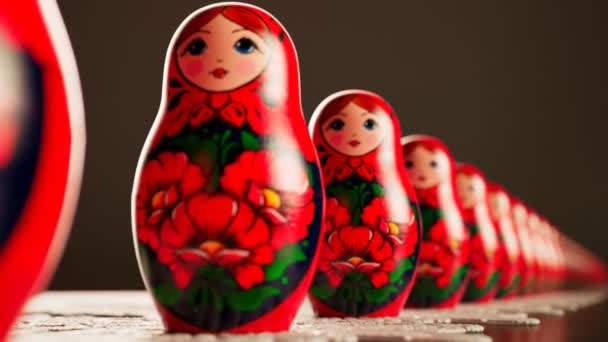 漂亮的手工制作的Matryoshka娃娃连成一排 无数的Babushkas放置在白色的涂鸦上 一套俄罗斯传统木制玩具 用五彩缤纷的装饰品作画的艺术纪念品 — 图库视频影像