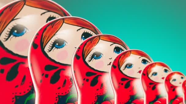 美丽的手工制作的Matryoshka娃娃一连无限地成长 关于Babushkas的侧视图一个接一个地放置 俄罗斯传统木制玩具 用五彩缤纷的装饰品作画的艺术纪念品 — 图库视频影像