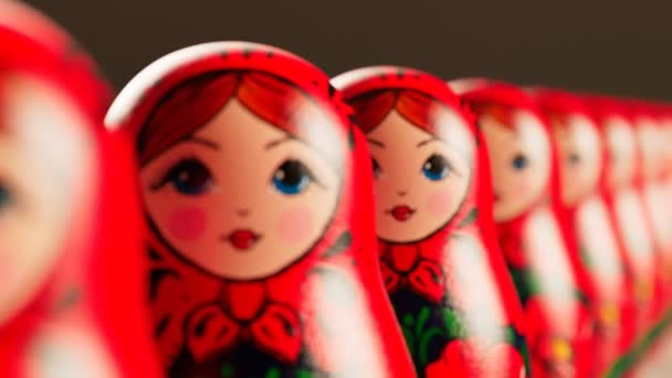 Красиві Ляльки Ручної Роботи Маринування Поспіль Нескінченна Кількість Бабушків Розташовувалася — стокове відео