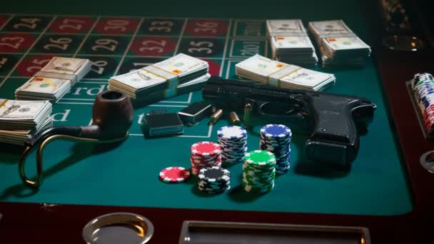 带着子弹 钱和薯片的枪在赌场的轮盘赌桌上赌博 Gangster武器旁边的大量现金 管道与起火机 危险游戏的概念 拉斯维加斯的犯罪 危险的娱乐 — 图库视频影像
