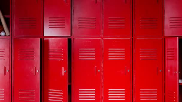 Ijesztően Bővelkedő Iskola Folyosó Kamera Felfelé Halad Piros Szekrényeket Mutat — Stock videók