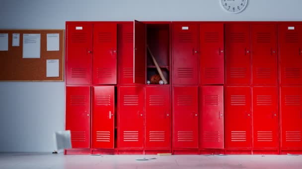 Страшно Багато Шкільного Коридору Камера Повільно Панорамує Показує Червоні Шафки — стокове відео