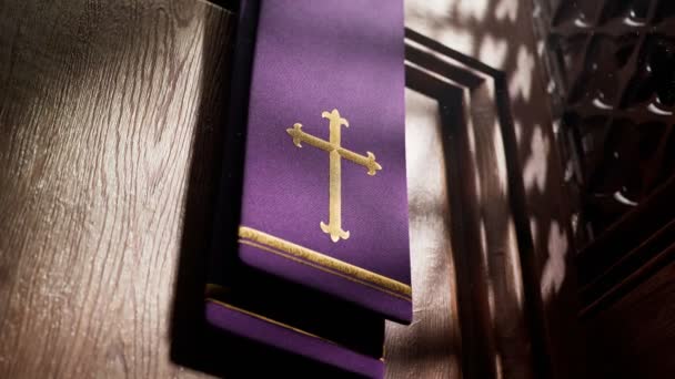 光の光線で明るくされるクロスで盗まれた紫の盗みは告白に落ちます クリスチャン チャペルの詳細 罪を告白するためにカトリック教会に置く サクラメント 悪魔の慈悲の象徴 — ストック動画