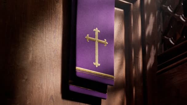 Пурпурный Краденый Крестом Освещенный Лучами Света Падающими Исповедальню Детали Христианской — стоковое видео