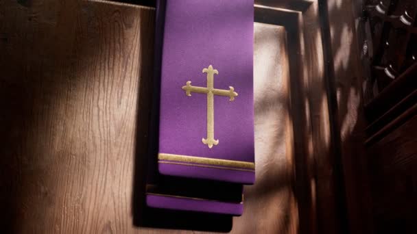 光の光線で明るくされるクロスで盗まれた紫の盗みは告白に落ちます クリスチャン チャペルの詳細 罪を告白するためにカトリック教会に置く サクラメント 悪魔の慈悲の象徴 — ストック動画