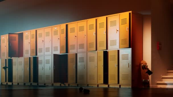 Spaventoso Corridoio Della Scuola Abbondava Camera Movimento Mostrando Armadietti Arancioni — Video Stock