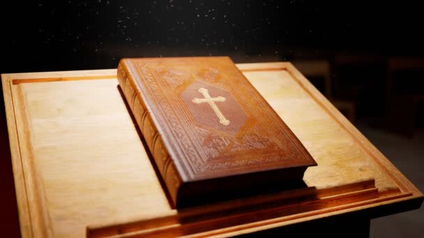 Bela Bíblia Sagrada Uma Mesa Madeira Iluminada Por Raios Luz — Vídeo de Stock
