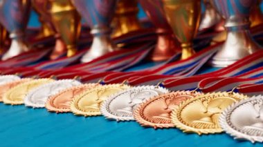 Kazananlar için sonsuz altın, gümüş ve kahverengi madalya animasyonu. Şampiyonlar için ödüller. Etkileyici parlak spor ödülleri. Yarışmaları kazandığın için ödüller. Başarı, zafer, zafer, başarı. Kapanış