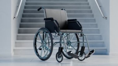 Geniş merdivenlerin yanındaki boş tekerlekli sandalye görüntüsü. Sağlık sorunları, engelliler, engelliler, rehabilitasyon kavramı. Hareket kabiliyeti önemlidir. Ulaşılabilirlik eksikliği ve kamu alanlarında engeller
