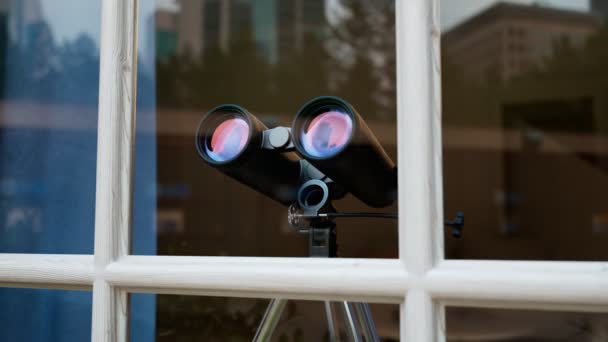 Binocolo Una Finestra Concetto Tecnologia Spionaggio Attrezzi Spia Apparecchiature Osservazione — Video Stock
