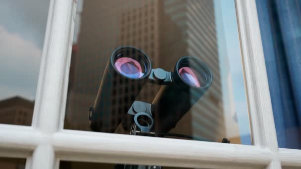 双筒望远镜在窗户里间谍技术的概念 间谍装备 带有野外望远镜的观察设备 可用于监视目标 在监视之下悬念和焦虑的气氛 — 图库视频影像