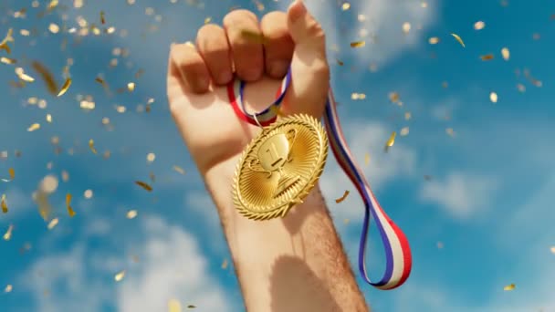 Die Erhobene Hand Hält Eine Glänzende Goldmedaille Hauptgewinner Mit Dem — Stockvideo