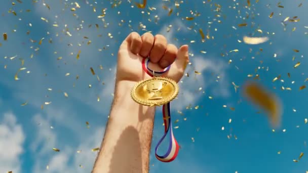 Die Erhobene Hand Hält Eine Glänzende Goldmedaille Hauptgewinner Mit Dem — Stockvideo