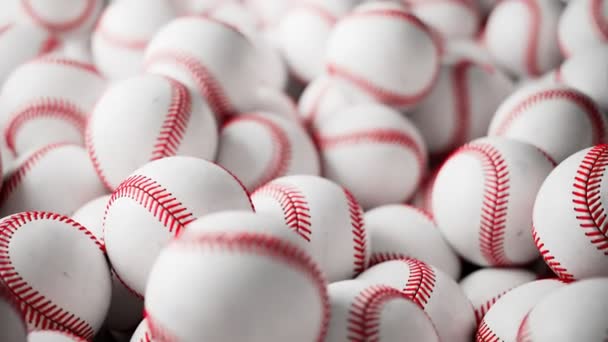 用红色接缝把大量的白色棒球包起来 一套专业的运动球 柔和的光 联盟比赛的装备 在比赛的中间 无缝线圈 — 图库视频影像