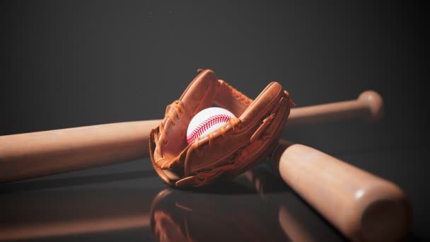 棒球运动器材 用手套把棒球的镜头放大 白球和皮手套上的衣服 后面是棒球蝙蝠 柔和的光 职业运动器材 美国游戏 — 图库视频影像