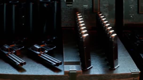 弾薬でいっぱいの軍用ボックスでループ可能なアニメーション 軍用アクセサリー 戦争用品について カートリッジ ハンドガン 双眼鏡 手榴弾 ナイフ 違法な武器 武器密輸の概念 — ストック動画