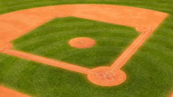 在一个巨大的绿色棒球场上的空中风景 体育场有草坪 橘子球场有沙子 摄像机带着球和球棒在本垒周围移动 大联盟棒球 职业美式游戏 — 图库视频影像