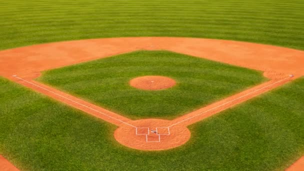 在一个巨大的绿色棒球场上的空中风景 体育场有草坪 橘子球场有沙子 摄像机用球和球棒把基地放大 大联盟棒球 职业美式游戏 — 图库视频影像