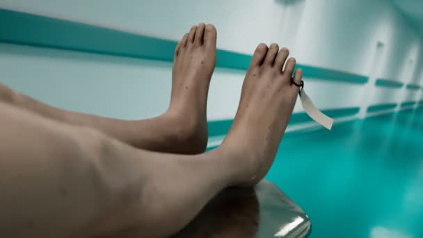 Dead Man Metal Hospital Bed Hallway Corps Gurney Close Feet — Stock Video