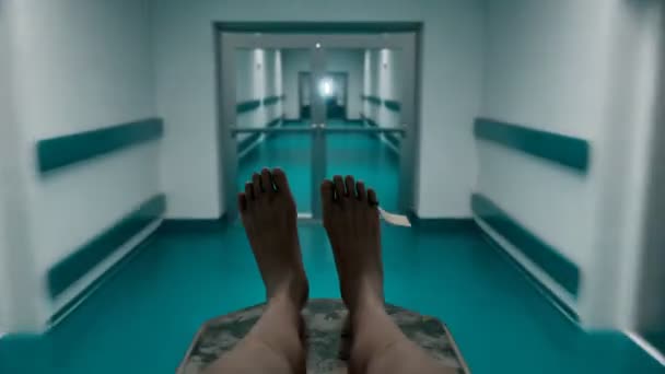 Död Man Sjukhussäng Hallen Kåren Bår Närbild Den Dödes Fötter — Stockvideo