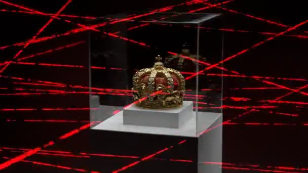金冠饰有钻石 博物馆里由激光保护的珍贵展品 玻璃盒中的皇家徽章 国家画廊的安全系统国王的宝藏古董 — 图库视频影像
