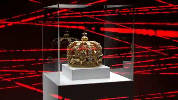 ダイヤモンドで美しく装飾された黄金の王冠 レーザーで保護された美術館での貴重な展示 ロイヤル インシニア グラス ボックス 国立ギャラリーのセキュリティシステム キングの宝物 アンティーク — ストック動画