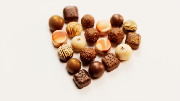 Вкусные Шоколадные Пралине Форме Сердца Сладкие Конфеты Украшены Белой Темной — стоковое видео